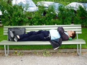 知らない人が寝ている