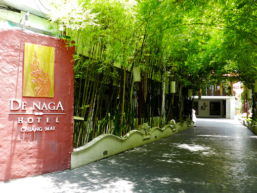 ホテル : De Naga Hotel
