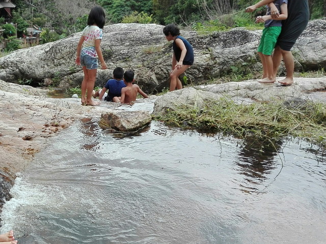水遊びをする子ども