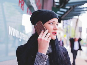 スマホを使う女性