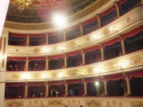舞台裏から見たイタリアの歌劇場内部