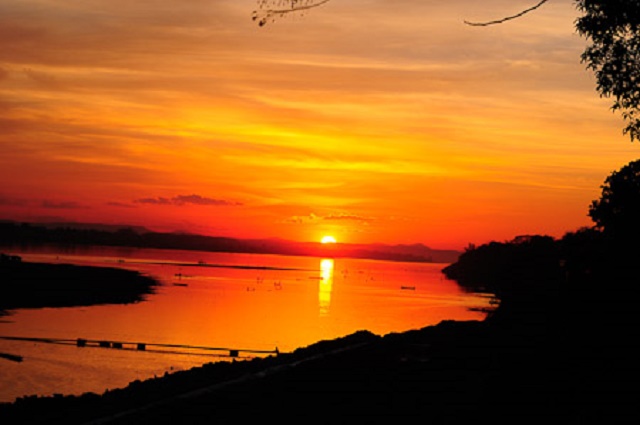 メコン河に沈む夕日は一見の価値あり！の美しい風景
