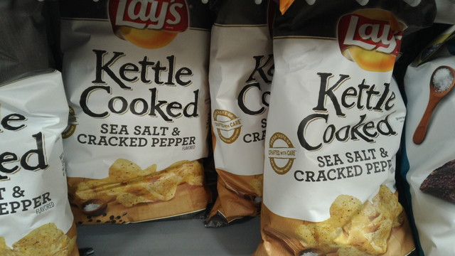 Lay's Kettle Cooked Sea salt & Cracked Pepper（レイズ、ケトルクック、ブラックペッパー味）