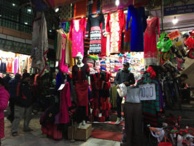 ローカル衣服市場「アサン」